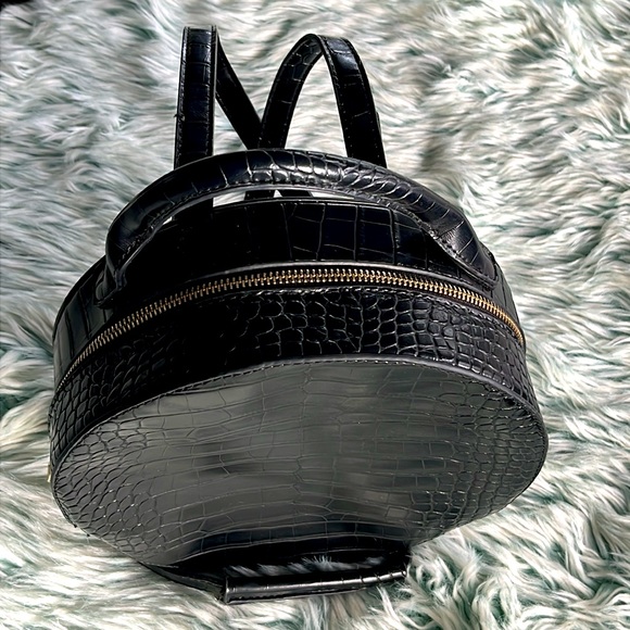 Black, Vegan Alligator Skin Purse: 3 Way Backpack, Shoulder Strap or Handbag - Picture 5 of 9